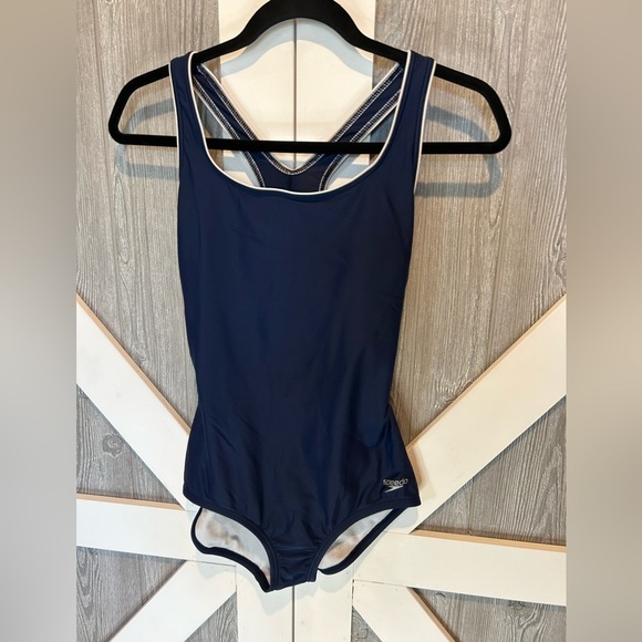D10.1. Speedo White/Navy blue one piece built in bra swimsuit S - Picture 1 of 4